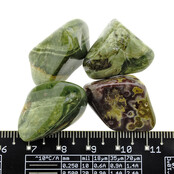 Rhyolith ist ein magmatisches Gestein, das mit Obsidian verwandt ist.