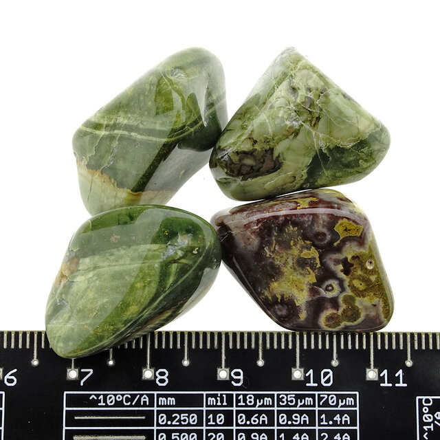 Rhyolith ist ein magmatisches Gestein, das mit Obsidian verwandt ist.