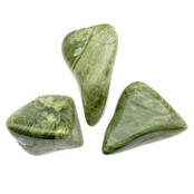 Rhyolith ist ein magmatisches Gestein, das mit Obsidian verwandt ist.