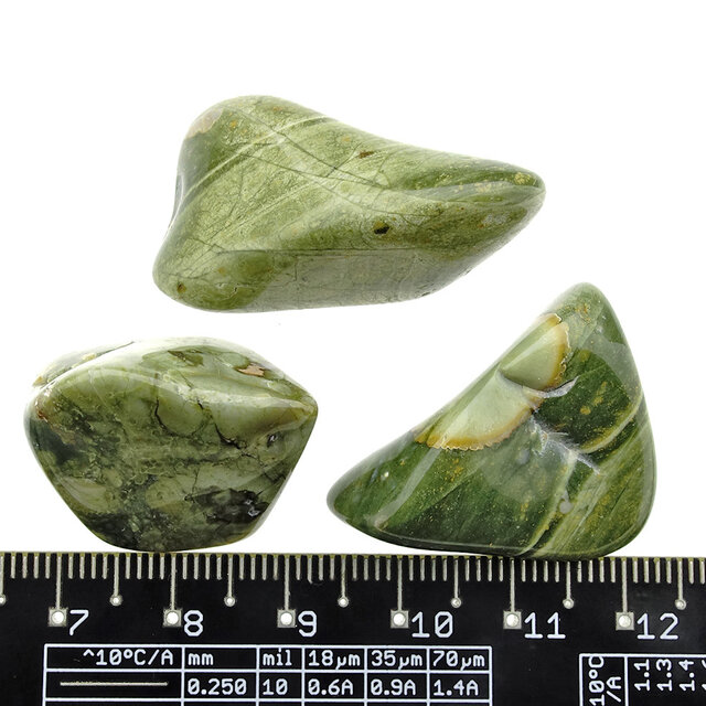 Rhyolith ist ein magmatisches Gestein, das mit Obsidian verwandt ist.