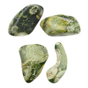 Rhyolith ist ein magmatisches Gestein, das mit Obsidian verwandt ist.