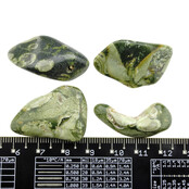 Rhyolith ist ein magmatisches Gestein, das mit Obsidian verwandt ist.