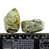 Rhyolith ist ein magmatisches Gestein, das mit Obsidian verwandt ist.