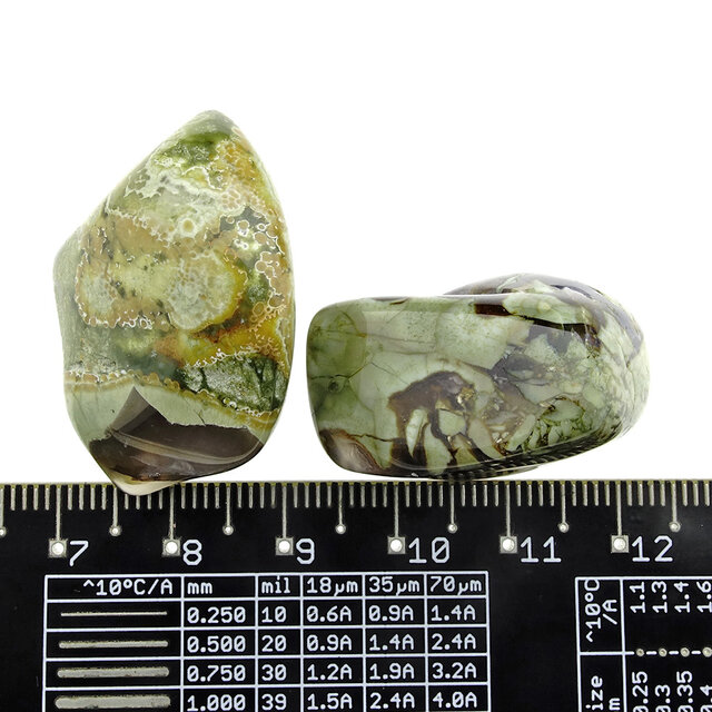 Rhyolith ist ein magmatisches Gestein, das mit Obsidian verwandt ist.