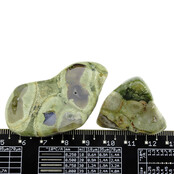 Rhyolith ist ein magmatisches Gestein, das mit Obsidian verwandt ist.