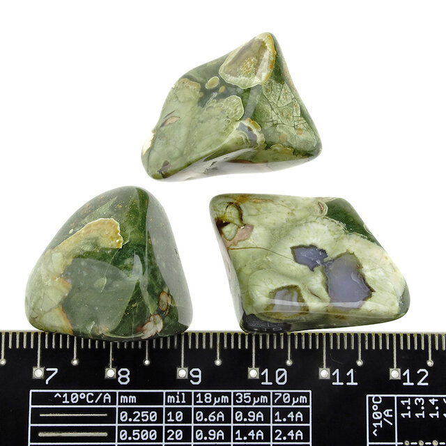 Rhyolith ist ein magmatisches Gestein, das mit Obsidian verwandt ist.