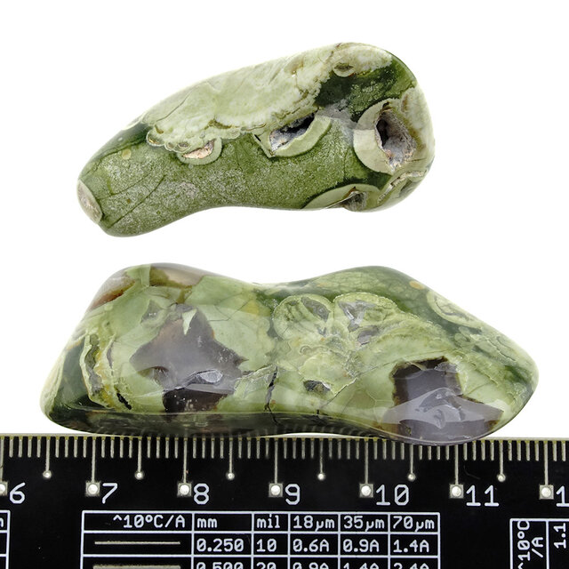 Rhyolith ist ein magmatisches Gestein, das mit Obsidian verwandt ist.