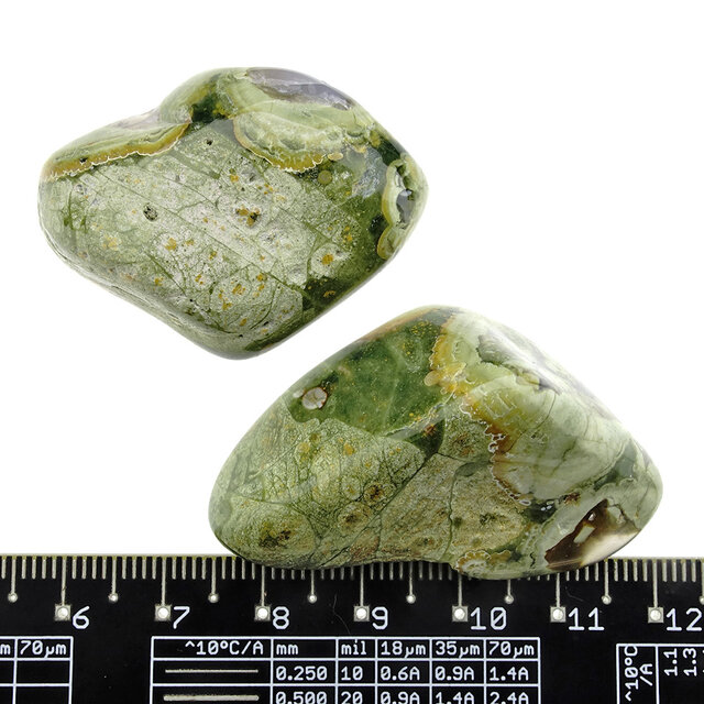 Rhyolith ist ein magmatisches Gestein, das mit Obsidian verwandt ist.