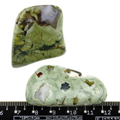 Rhyolith ist ein magmatisches Gestein, das mit Obsidian verwandt ist.