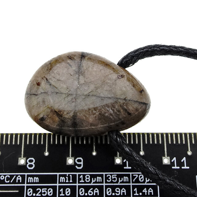 Mineral mit dem charakteristischen Kreuz