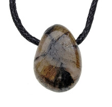 Mineral mit dem charakteristischen Kreuz