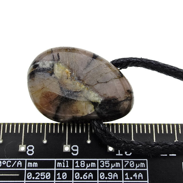 Mineral mit dem charakteristischen Kreuz