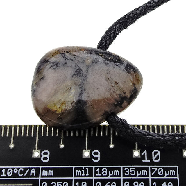 Mineral mit dem charakteristischen Kreuz