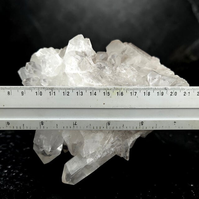 Bergkristal cluster, heldere kwarts met natuurlijke kristalpunten 1,3 kg