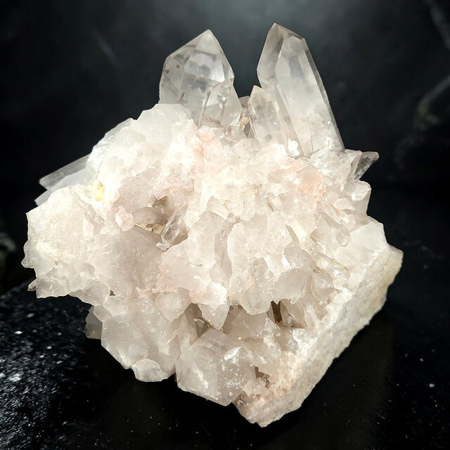 Bergkristallgruppe, klarer Quarz mit natürlichen Kristallspitzen  1,3 KG