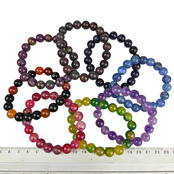 8 Armbänder aus farbigen Achatperlen (10 mm). -