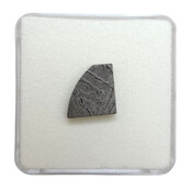 Aletai-Eisenmeteorit, geätztes Fragment mit Widmanstätten-Muster
