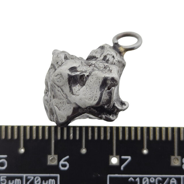 Mooie hanger van ijzermeteoriet kristallen