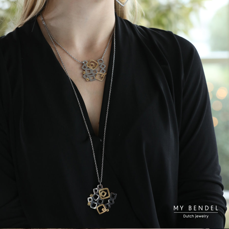My Bendel Chique korte ketting met bicolor vierkanten van stainless steel. Unieke uitstraling door zilver en goud. Blijft jarenlang mooi. My Bendel.