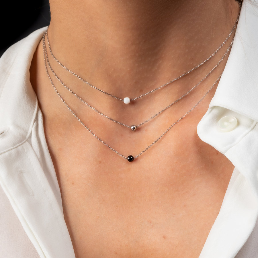 My Bendel Minimalistische zilveren ketting met wit keramisch bolletje, gemaakt van stainless steel. Combineer met bijpassende sieraden. My Bendel.