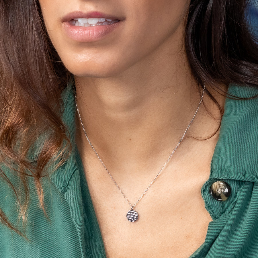 My Bendel Verstelbare zilveren ketting met een ronde bedel met structuur. Blijft mooi, ideaal solo of met andere kettingen. Luxe uitstraling. My Bendel.