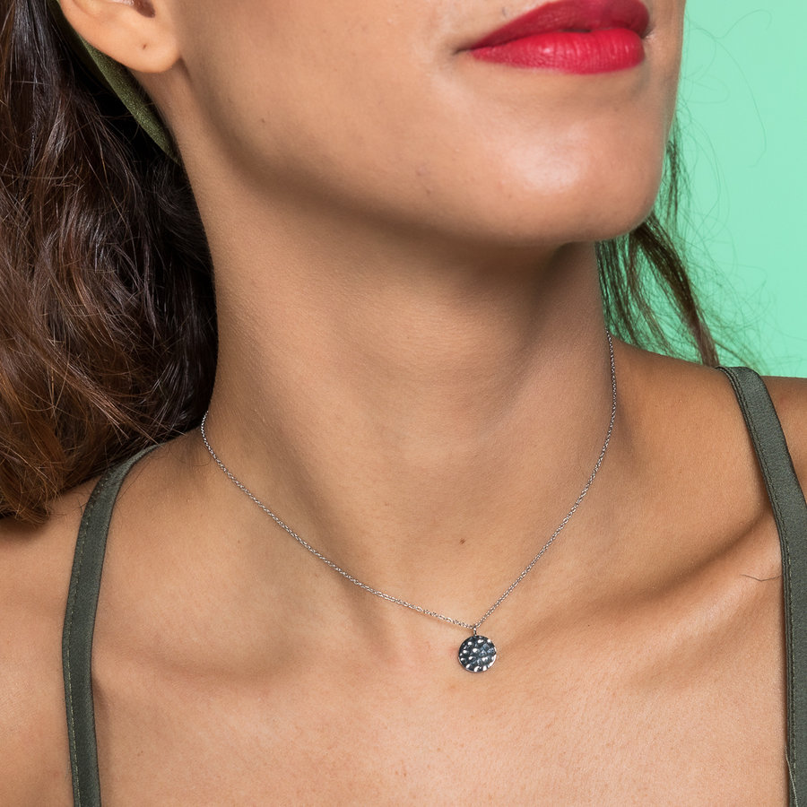 My Bendel Verstelbare zilveren ketting met een ronde bedel met structuur. Blijft mooi, ideaal solo of met andere kettingen. Luxe uitstraling. My Bendel.