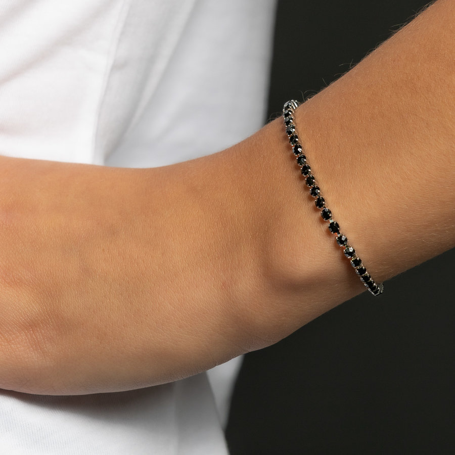 My Bendel Elegante zilveren tennisarmband met zwarte zirkonia. Verstelbare sluiting voor perfect comfort. Blijft mooi en irriteert niet. # PO2302