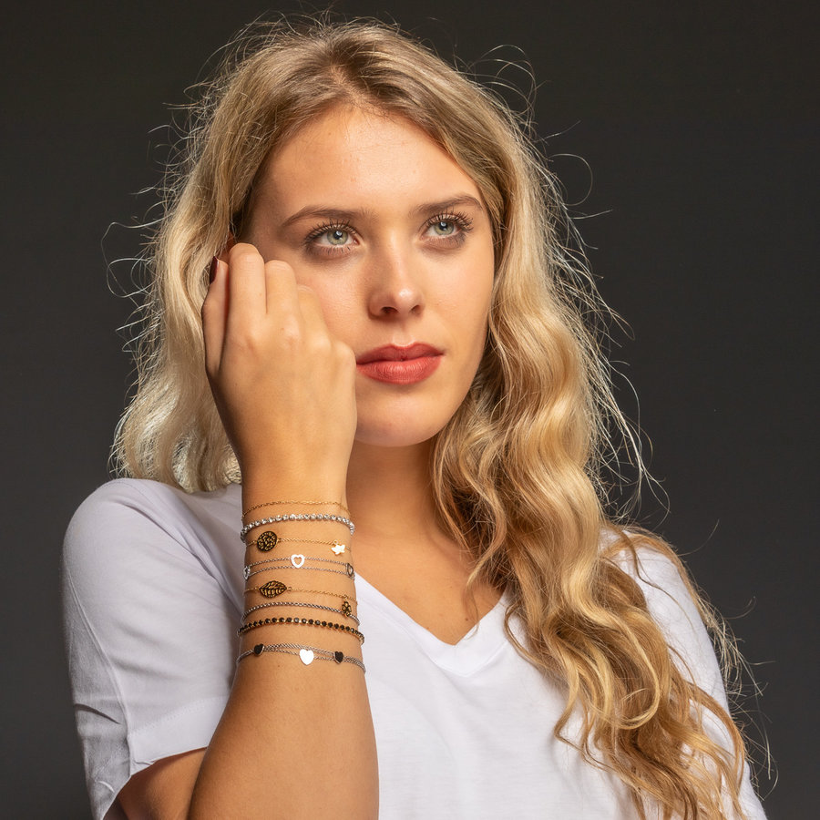 My Bendel Elegant gouden tennisarmband met zwarte zirkonia. Verstelbare sluiting, duurzaam en huidvriendelijk. Perfect voor elke gelegenheid. # PO2303