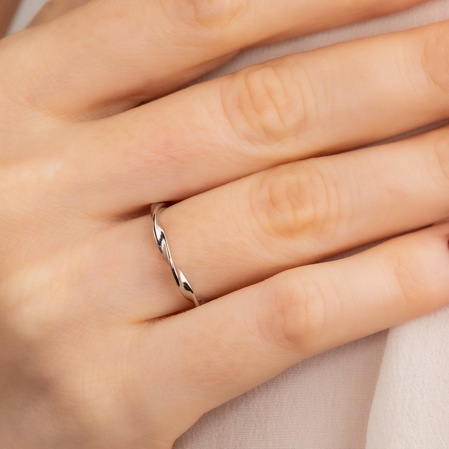 My Bendel Leuke zilveren ring met twist gemaakt van mooi blijvend edelstaal
