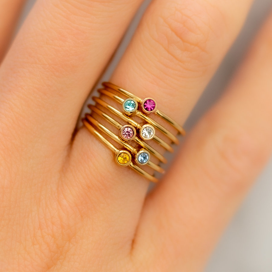My Bendel Gouden minimalistische aanschuifring met kristal, Stainless steel, combineerbaar met andere ringen. 1 jaar garantie.