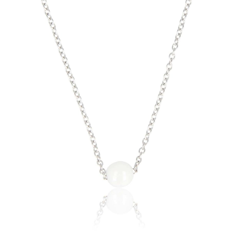 My Bendel Minimalistische zilveren ketting met wit keramisch bolletje, gemaakt van stainless steel. Combineer met bijpassende sieraden. My Bendel.