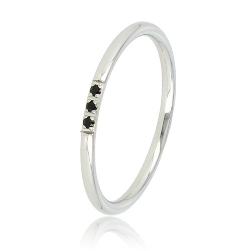 My Bendel Minimalistische zilveren ring - drie zwarte zirkonia stenen