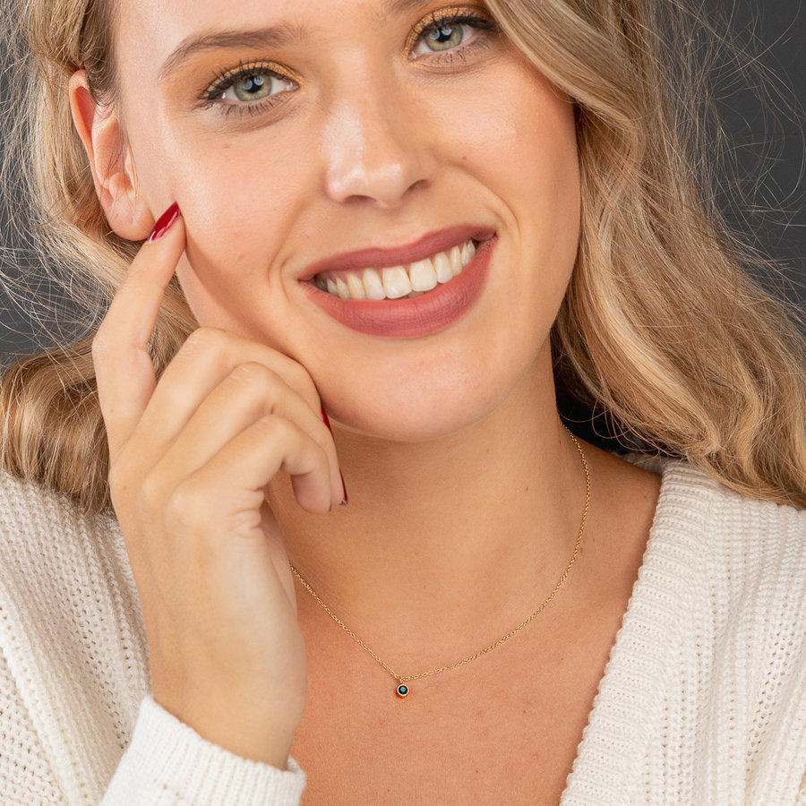My Bendel Gouden ketting met zwart Zirkonia steentje. Luxe uitstraling, blijft mooi en verkleurt niet. Een alledaagse musthave! My Bendel.