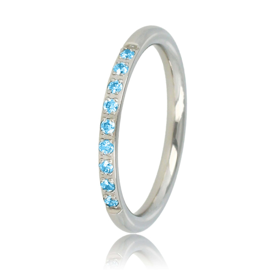 My Bendel Schmaler und feiner Ring mit blauen Zirkonia-Steinen.