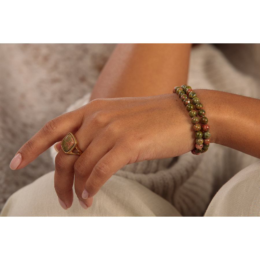 My Bendel Ontdek de elegante elastische armband met 6mm Unakite edelstenen. Perfect voor liefhebbers van natuurlijke tinten. Verpakt in een luxe pouch. # VI5802/S
