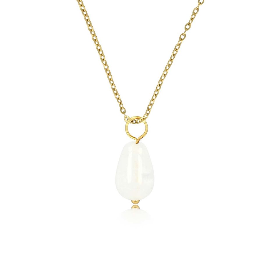My Bendel Gouden ketting met peervormige White Aventurine hanger, brengt liefde en stijl aan je outfit. Perfecte speelse combinatie. My Bendel.