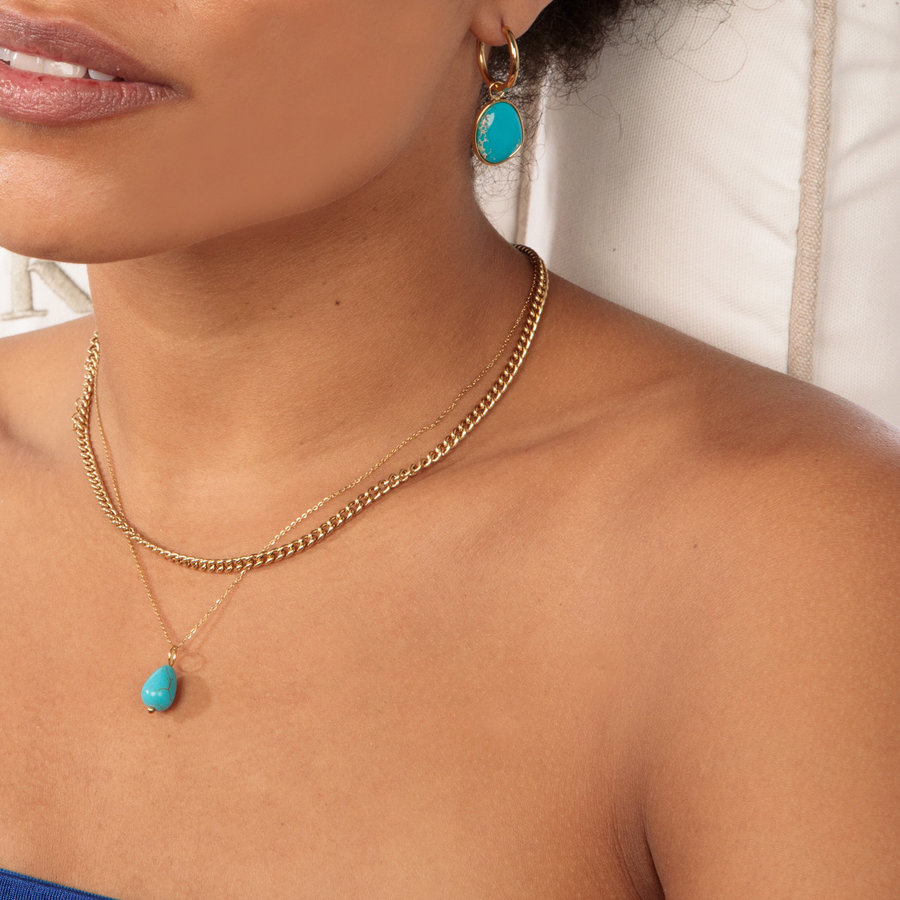My Bendel Gouden ketting met peervormige Blue Howlite hanger. Kalmerend en stijlvol, perfect voor elke outfit. Eindig je look met My Bendel.