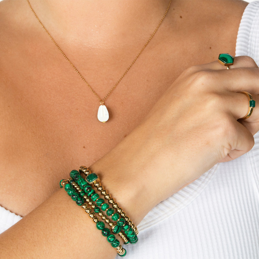 My Bendel Gouden ketting met peervormige White Aventurine hanger, brengt liefde en stijl aan je outfit. Perfecte speelse combinatie. My Bendel.