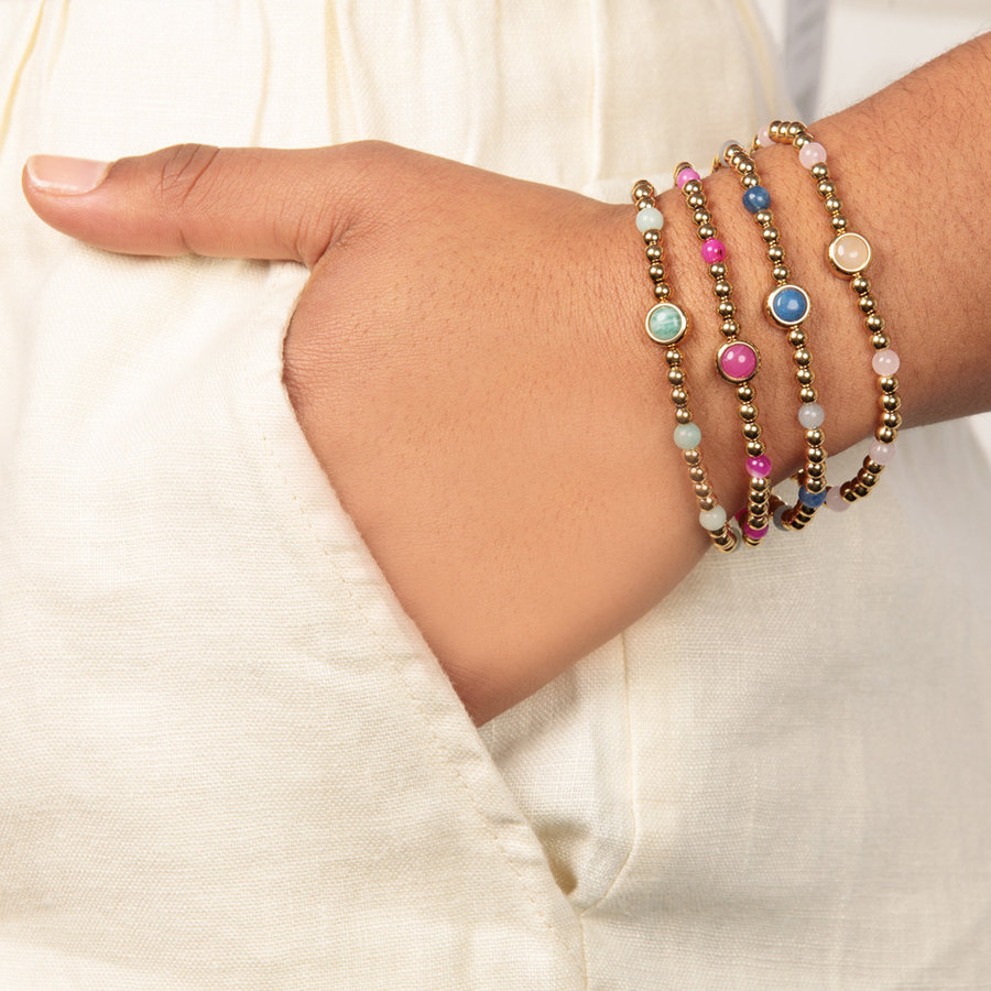 My Bendel Gouden bedelarmband met Amazonite edelsteen. Perfect te combineren met andere armbanden uit de My Bendel collectie. Voeg een persoonlijke touch toe aan je outfit. # VI5633/S