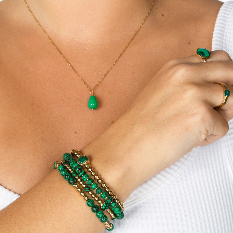 My Bendel Elastische armband met groene Malachite edelstenen. Perfect voor elke outfit. Boeiende kleurbanen maken het uniek # VI5612/S