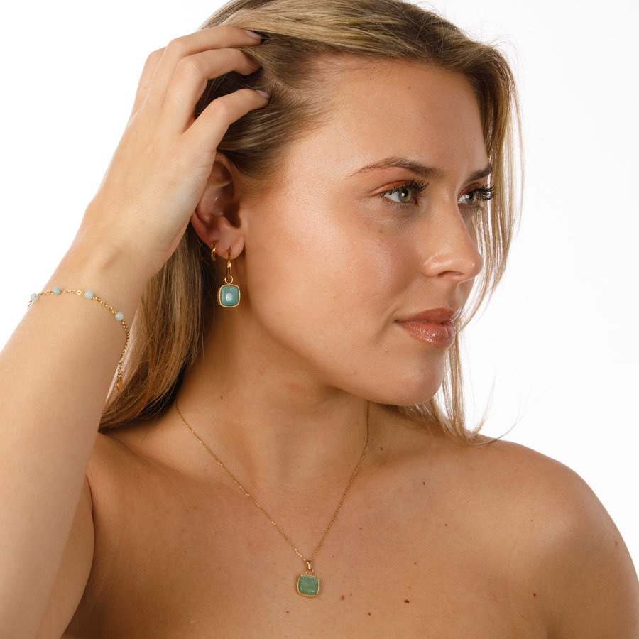 My Bendel Gouden ketting met vierkante Amazonite hanger en twisted randje. Stijlvol en beschermend. Ontdek de elegantie van My Bendel.