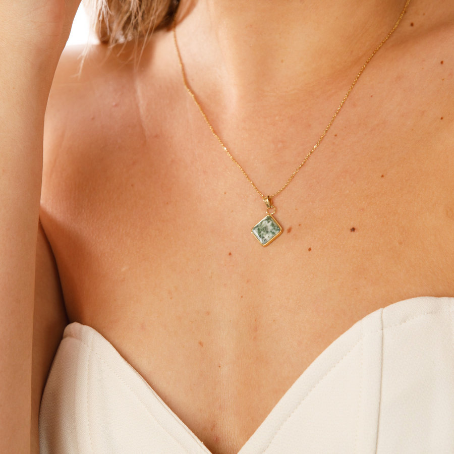 My Bendel  Einzigartige Kombination einer goldfarbenen Gliederkette mit einem diamantgoldfarbenen Green Spot Jade-Anhänger