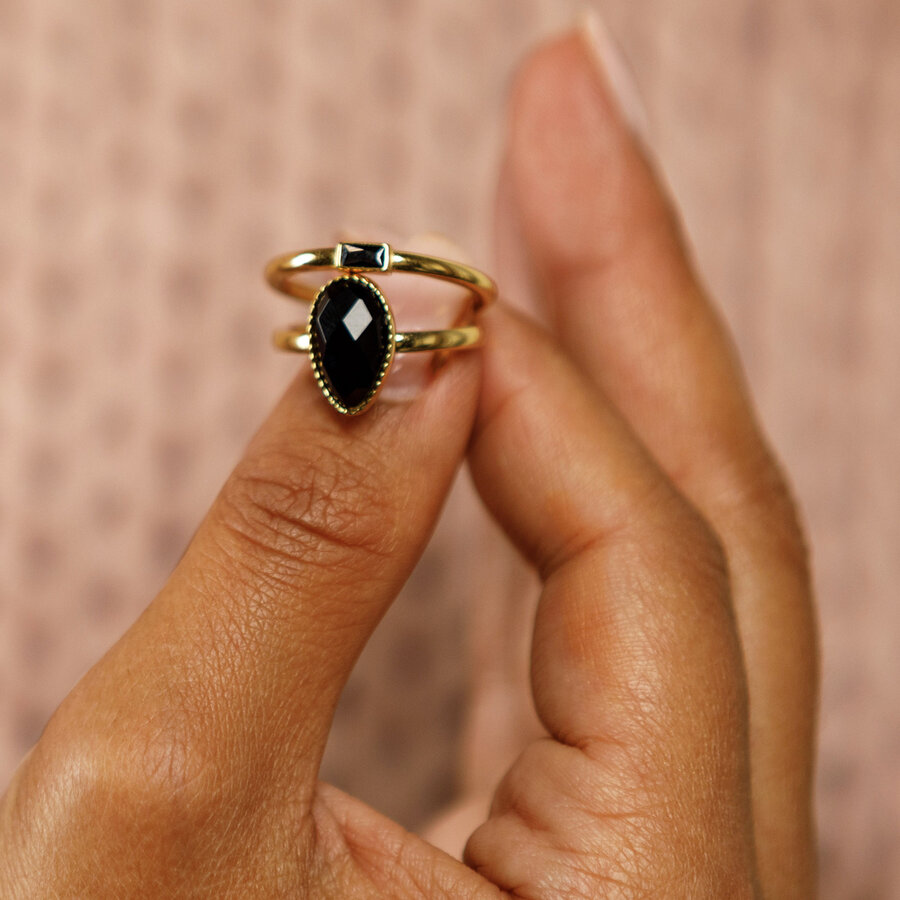 My Bendel Ring goud met een kleine zwarte glassteen