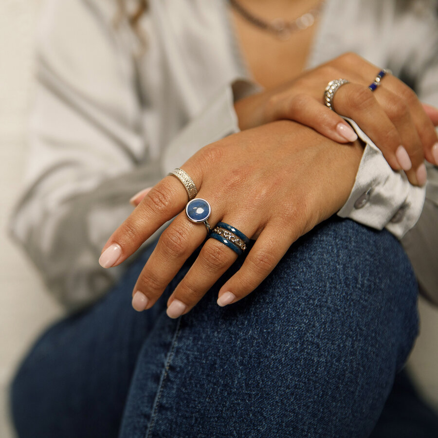 My Bendel Brede zilveren ring met structuur