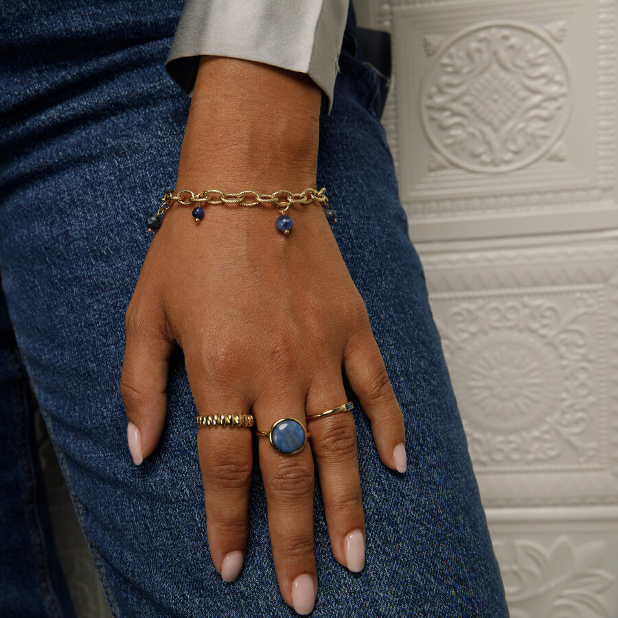 My Bendel Verfraai je pols met onze gouden schakelarmband, versierd met Sodalite kralen. Elegant en speels, voor harmonie en zelfvertrouwen. # VI5555