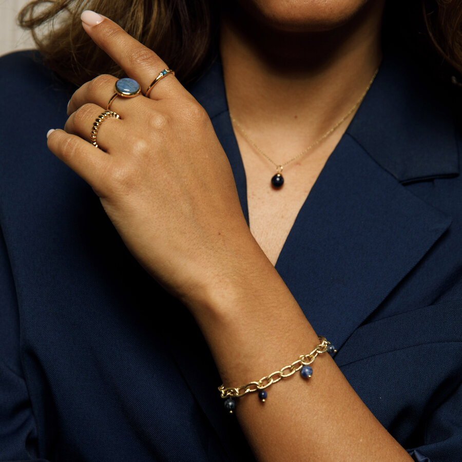 My Bendel Gouden ketting met Sodalite balletje. Minimalistisch en elegant, perfect voor elke gelegenheid. Harmonie en zelfvertrouwen. My Bendel.