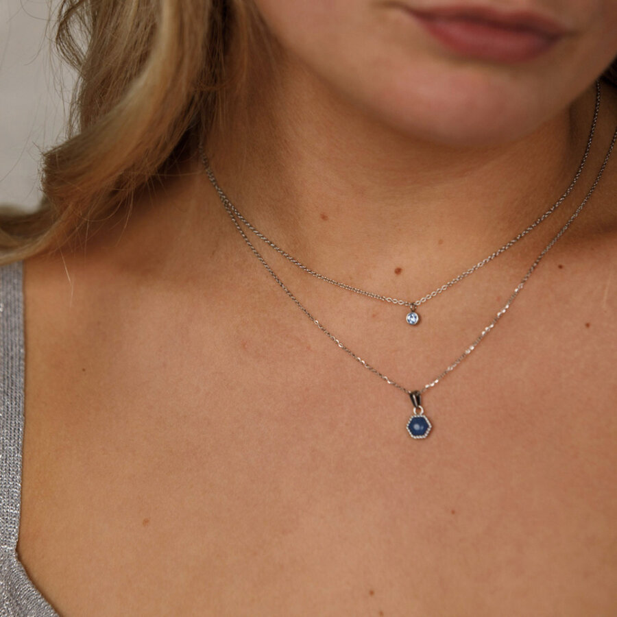 My Bendel Zilveren ketting met zeshoekige Lapis Lazuli hanger. Elegante mix van zilver en blauw voor een verfijnde look. My Bendel.