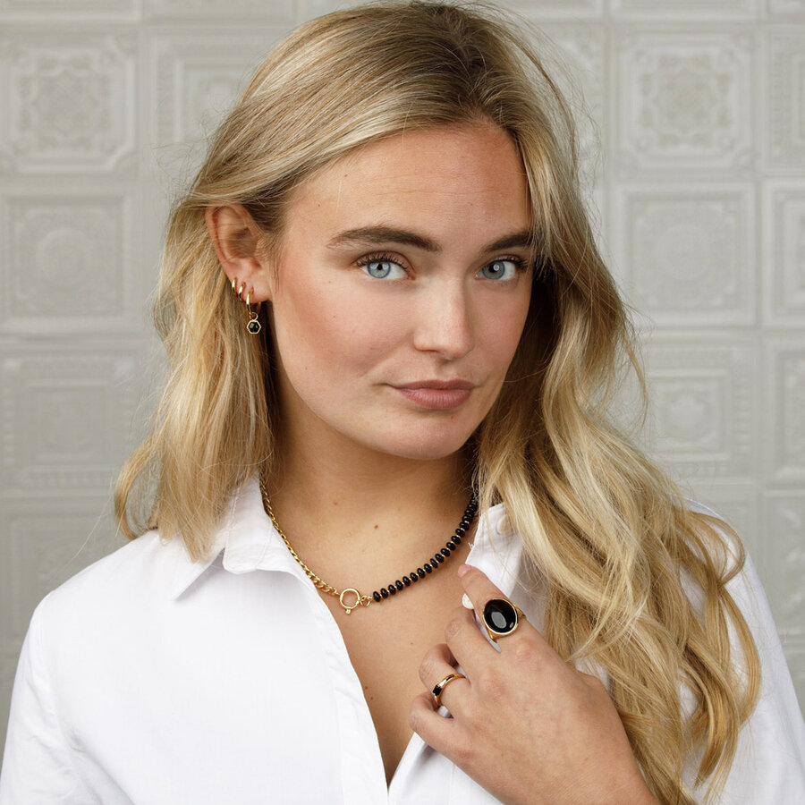 My Bendel  Gouden oorringen met zeshoek Onyx hanger