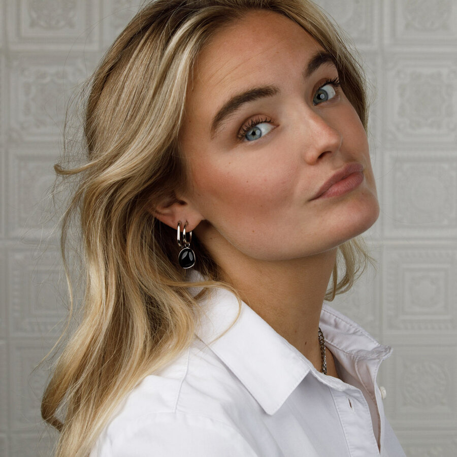 My Bendel Klassischer silberfarbener Ohrring mit Onyx-Edelstein
