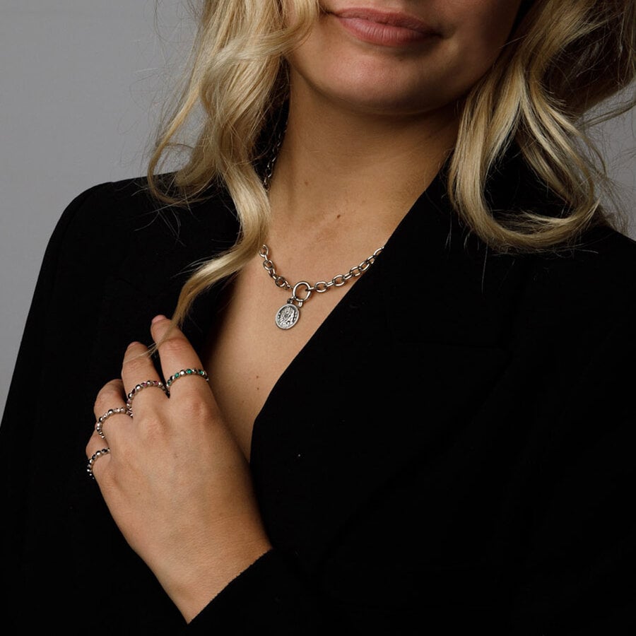 My Bendel Zilveren ketting met grote schakels en munt, een uniek accessoire dat robuustheid en elegantie combineert. Perfect voor zelfverzekerde stijl. My Bendel